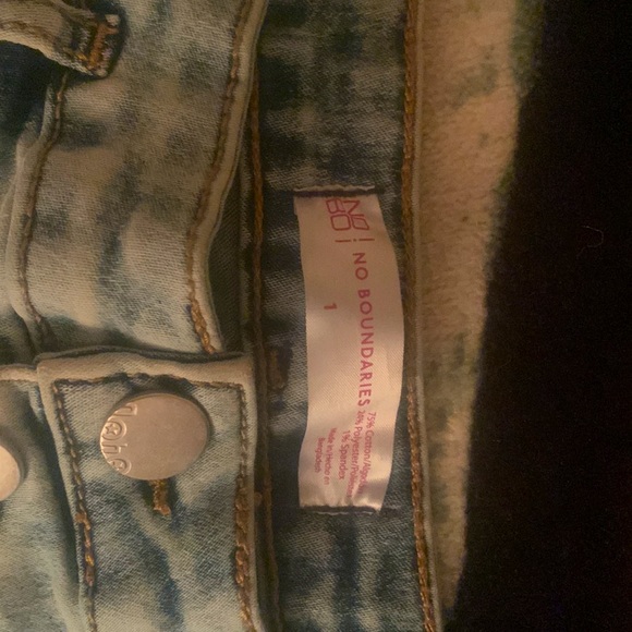 Light blue wash stretchy high waisted booty shorts - Picture 2 of 4